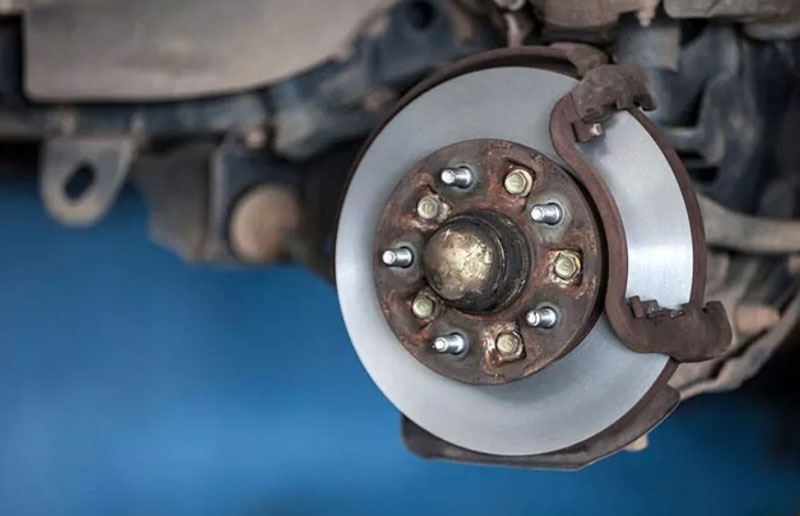 The noise of bearings not only affects the quality of use, but also brings a lot of trouble to mechanical equipment. In general, bearings will produce some noise during use, and the invasion of foreign substances can directly cause the bearing to produce certain noise during operation, or improper lubrication, improper installation, etc. can cause the bearing to emit various noises. Which bearings have lower noise levels during use?